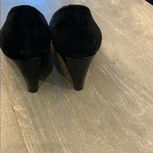 Black suede women’s wedge Size 8.5 - Picture 3 of 4